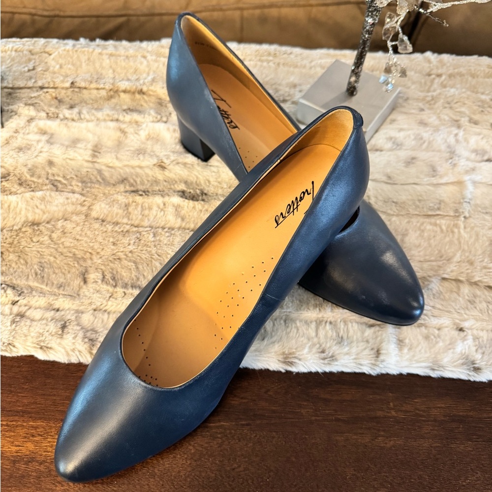 Trotters Blue Heels Classic Pump